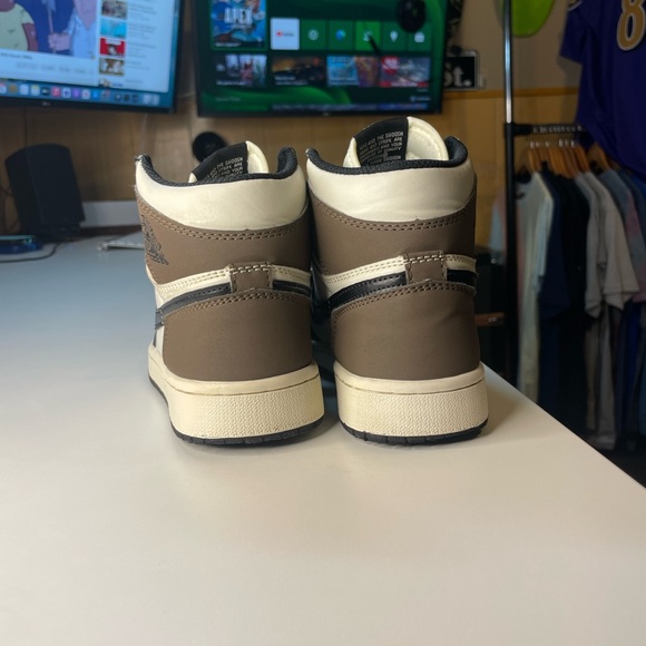 Air Jordan 1 Retro High OG 'Dark Mocha' 555088-105
Mens size 5.5 or woman’s sz7 - Picture 5 of 7